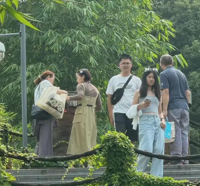 节对比照片。照片中全红婵短袖亲自烤火腿吃尊龙凯时·中国网站全红婵Vs陈芋汐中秋佳(图1)