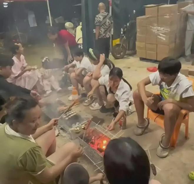 节对比照片。照片中全红婵短袖亲自烤火腿吃尊龙凯时·中国网站全红婵Vs陈芋汐中秋佳(图2)