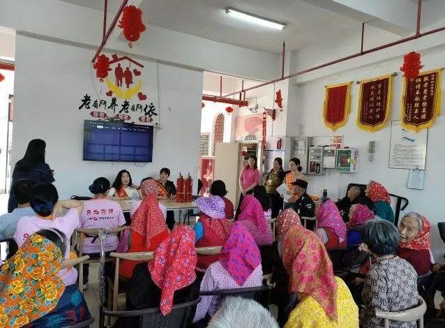 讲进养老院 共筑平安“夕阳红”尊龙凯时app网站净峰消防宣(图2)