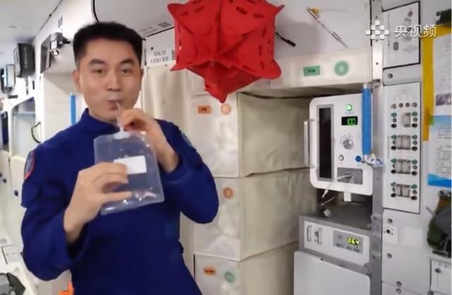 神舟二十一号乘组携手实现“人类第一次在太空做饭”壮举尊龙凯时新版APP首页神舟二十号航天员平安归来！与(图4)