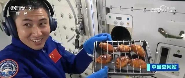 神舟二十一号乘组携手实现“人类第一次在太空做饭”壮举尊龙凯时新版APP首页神舟二十号航天员平安归来！与(图3)
