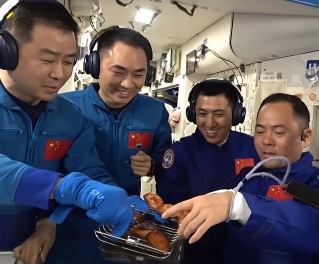 神舟二十一号乘组携手实现“人类第一次在太空做饭”壮举尊龙凯时新版APP首页神舟二十号航天员平安归来！与(图2)